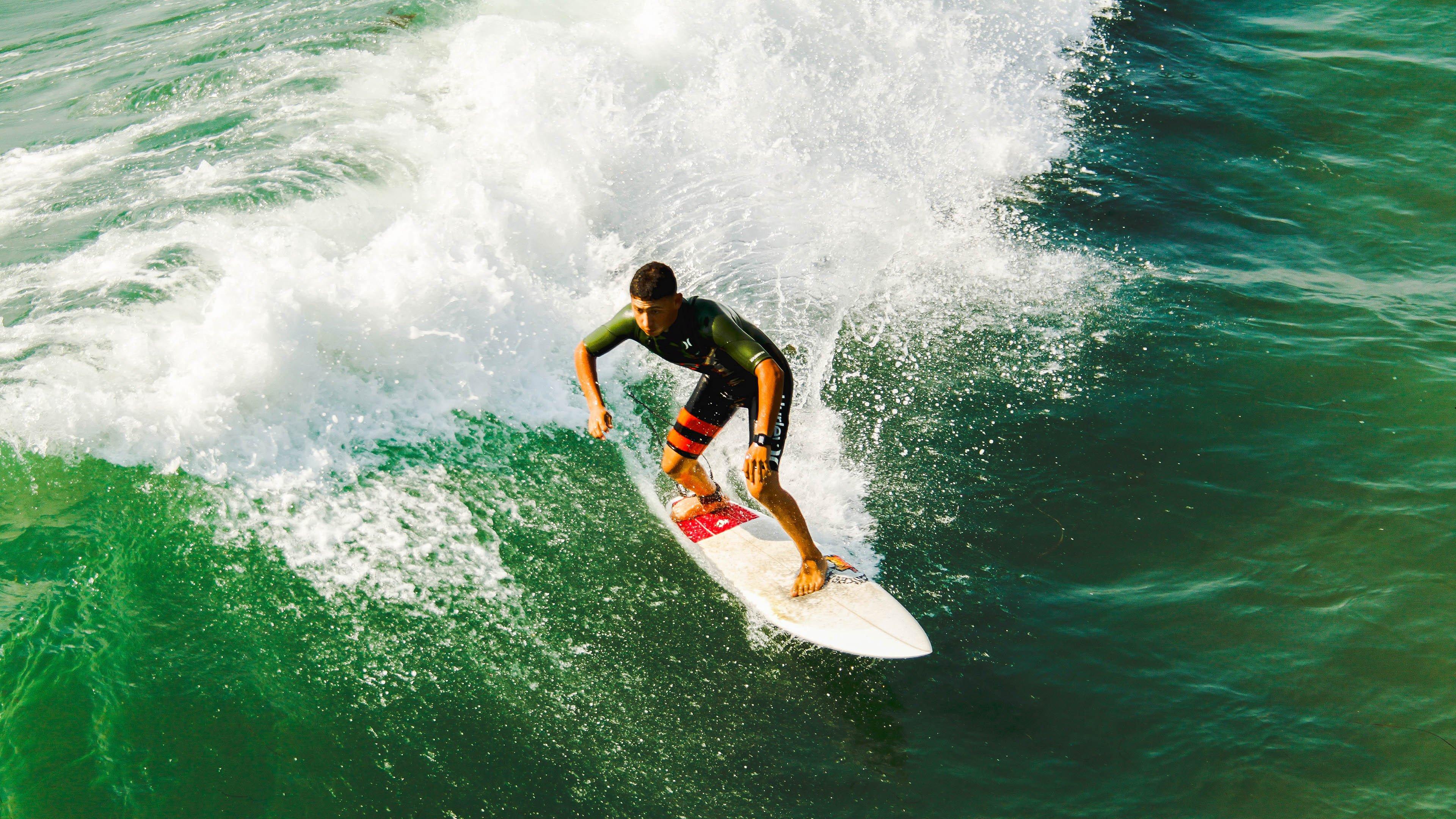 英超五佳球引爆热议，媒体评选引争议，球迷心中另有经典