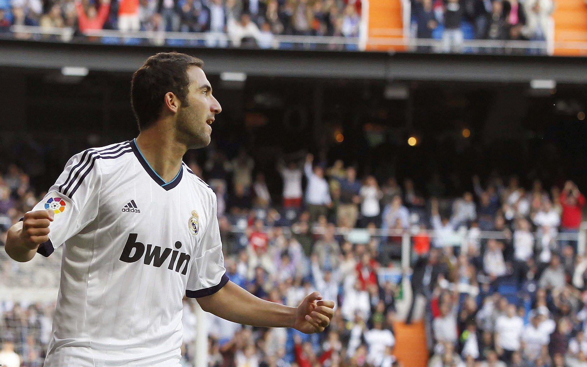 姆伯莫领衔五场不败强势反弹，球队士气高涨